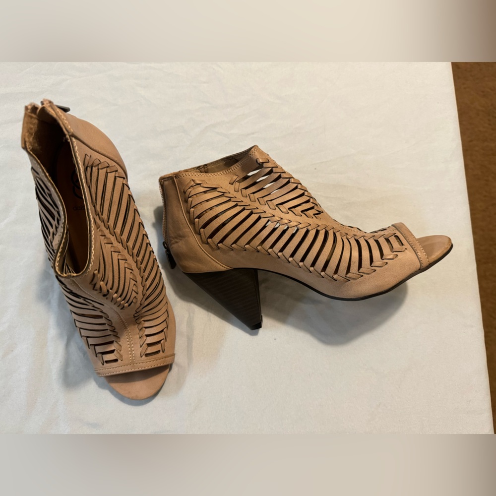 Daisy Fuentes peep toe heels